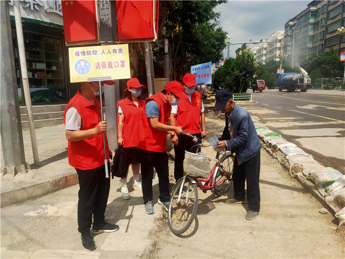 7月21日，定西市通渭縣紀(jì)委監(jiān)委機(jī)關(guān)志愿者在城區(qū)開展“不聚集、戴口罩”志愿活動。.jpg