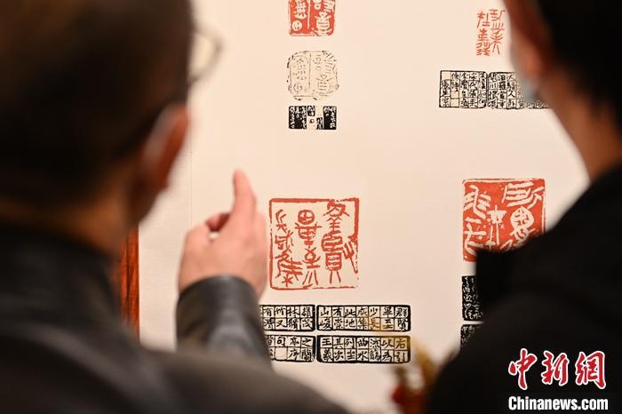 圖為甘肅蘭州，參展作品吸引參觀者。 中新社記者 李亞龍 攝
