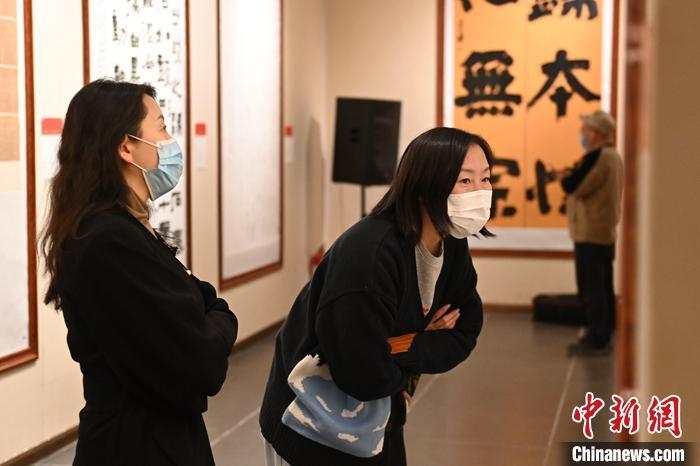圖為甘肅蘭州，參展書法作品吸引參觀者。 中新社記者 李亞龍 攝