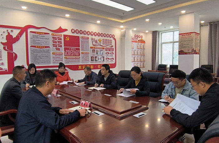 10月19日，康縣紀(jì)委監(jiān)委組織部分班子成員，辦公室、信訪室、案管室、審理室、紀(jì)檢監(jiān)察室等相關(guān)工作人員開(kāi)展黨的二十大報(bào)告專(zhuān)題討論。.jpg