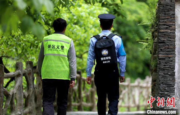 圖為民警背警務(wù)小包在轄區(qū)景區(qū)開展工作。(資料圖) 甘肅省公安廳供圖