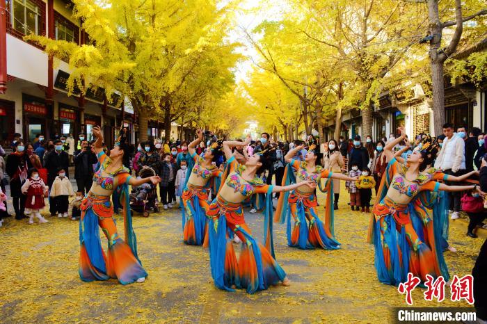 圖為秦州區(qū)文旅局組織的舞蹈隊(duì)帶來(lái)的舞蹈《絲路》?！∏刂輩^(qū)委宣布供圖