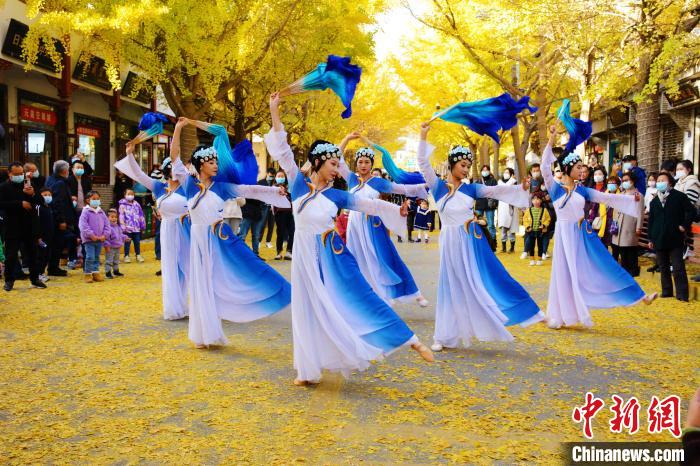 圖為秦州區(qū)文旅局組織的舞蹈隊(duì)帶來(lái)的舞蹈《萬(wàn)疆》?！∏刂輩^(qū)委宣布供圖