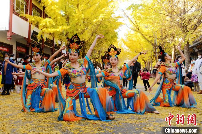 圖為秦州區(qū)文旅局組織的舞蹈隊(duì)帶來(lái)的舞蹈《絲路》。　秦州區(qū)委宣布供圖