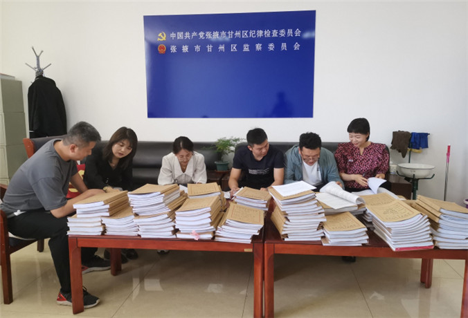 甘州區(qū)紀檢監(jiān)察干部會同財政、審計工作人員開展玉米制種款管理使用清查工作.jpg
