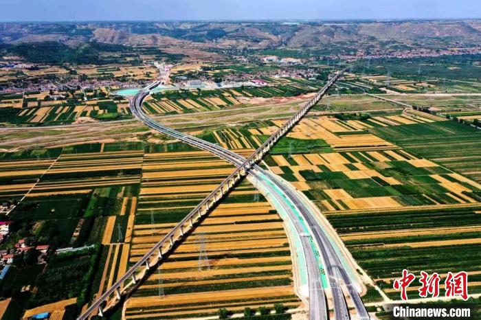 圖為甘肅境內(nèi)的高速公路。(資料圖) 甘肅省交通運(yùn)輸廳供圖