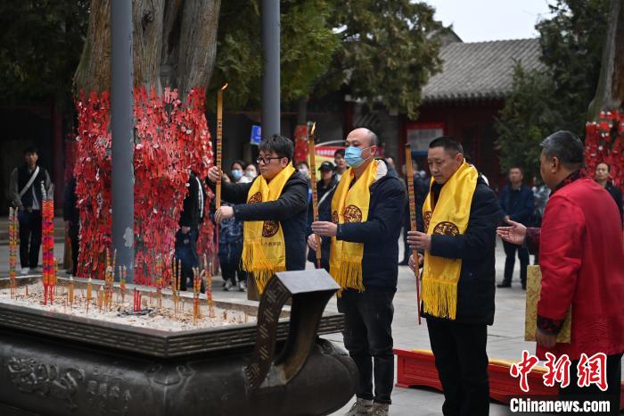 在甘肅天水市伏羲廟內(nèi)，參祭者雙手持香，祭拜人文始祖伏羲。　李亞龍 攝