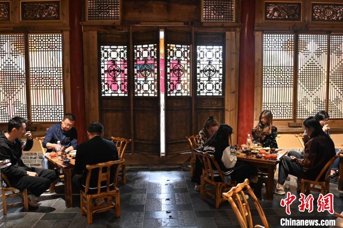 圖為甘肅天水市秦州區(qū)平南鎮(zhèn)蘇灣村民俗莊園內(nèi)的“圍爐煮茶”網(wǎng)紅打卡點(diǎn)。(資料圖) 李亞龍 攝