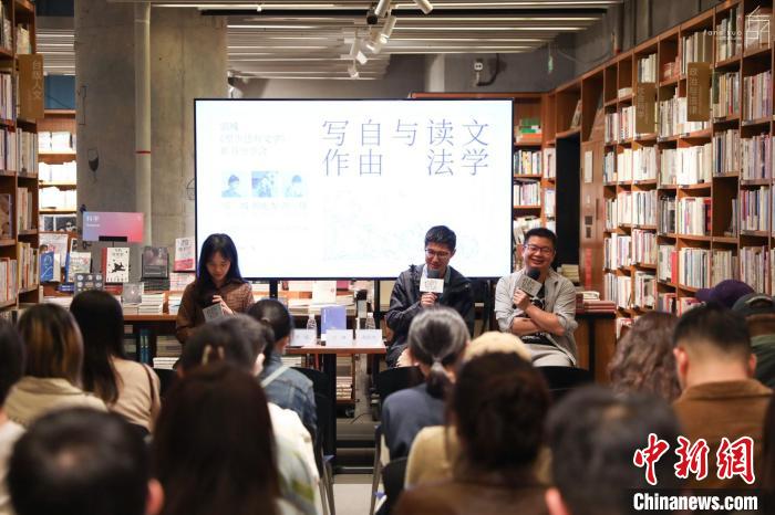 《至少還有文學(xué)》推出：在今天，我們?yōu)槭裁催€需要文學(xué)？