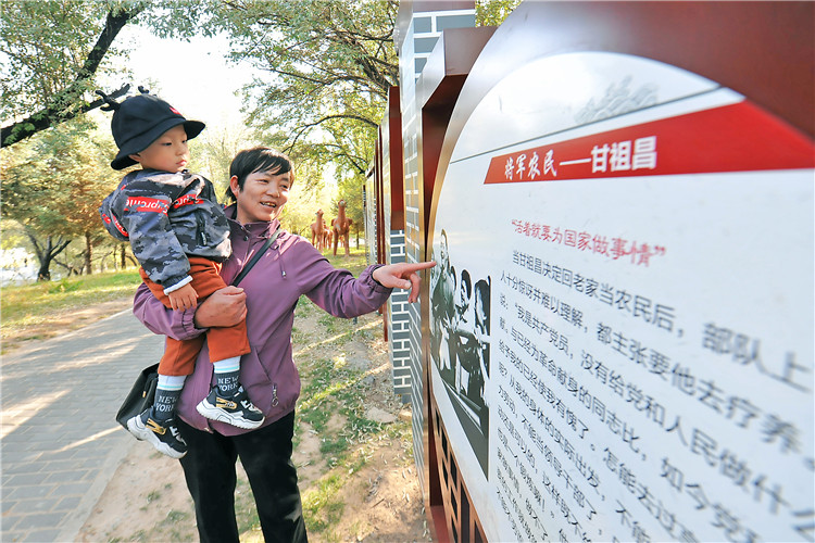 嘉峪關(guān)市紀委監(jiān)委通過實施“政治鑄廉、教育促廉、文化育廉、陣地助廉、監(jiān)督固廉”等“五廉”行動，深入推進新時代廉潔文化建設(shè)。圖為市民在迎賓湖絲路廉潔文化主題公園“勤廉楷模墻”接受廉潔文化教育。.jpg