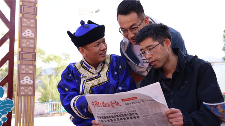 2023年6月8日，甘肅省張掖市肅南裕固族自治縣紅灣寺鎮(zhèn)紀委工作人員在一小區(qū)廉政文化主題廣場與社區(qū)居民拉家常，宣傳廉潔知識，共話廉潔文化.jpg