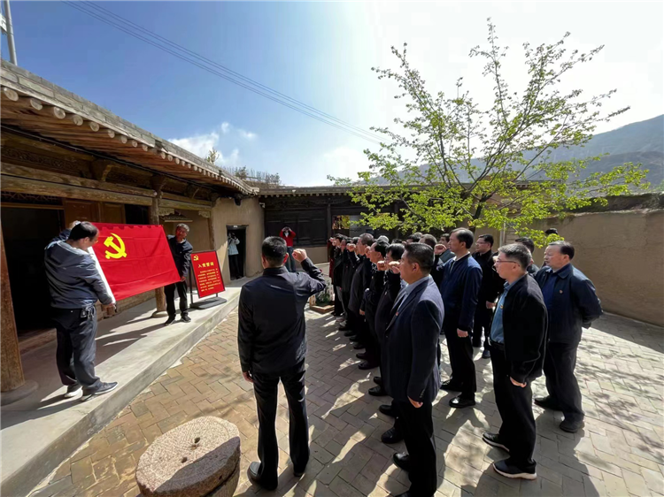 圖為臨夏州紀委監(jiān)委組織黨員干部在東鄉(xiāng)縣布塄溝黨史教育基地開展革命教育活動，賡續(xù)紅色血脈、汲取奮進力量、激發(fā)干事熱情。.png