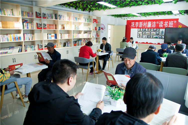隴南市禮縣開展廉潔書籍進農(nóng)家書屋活動，圖為羅壩鎮(zhèn)鞏李新村舉辦的“廉潔讀書班”。.jpg