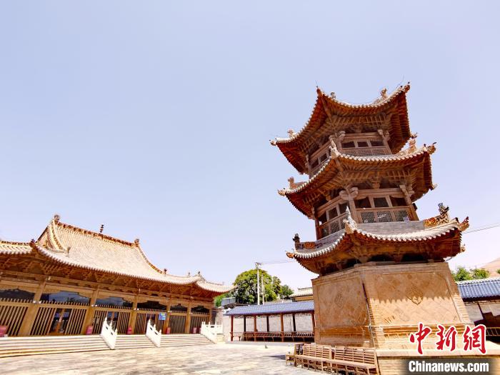 圖為阿河灘清真寺局部?！?zhí)砀?攝