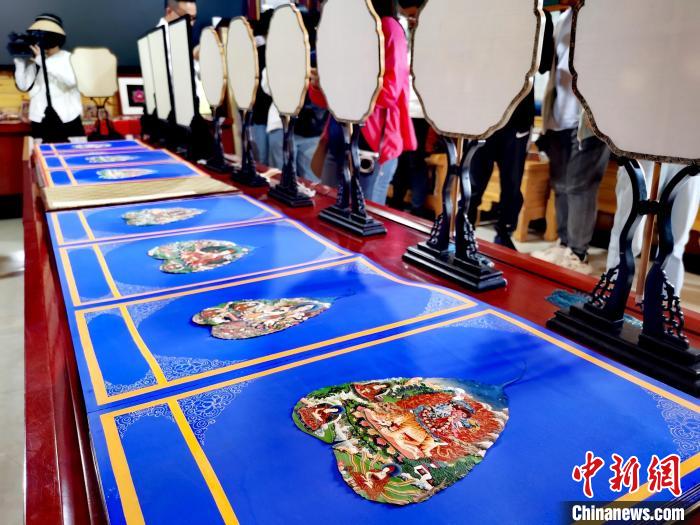 圖為唐卡延伸產(chǎn)品。　張?zhí)砀?攝