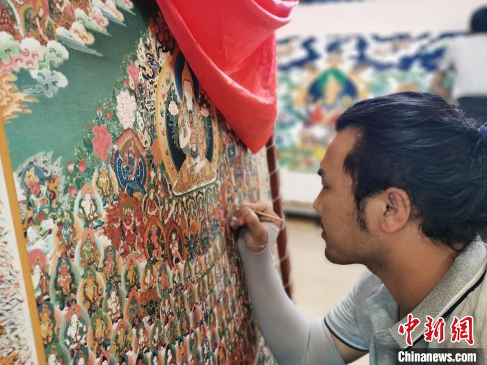 圖為更登才讓的徒弟繪畫唐卡。　張?zhí)砀?攝