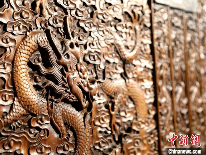 圖為青海永錄民俗博物館內(nèi)珍藏的中式家具細(xì)節(jié)展示?！⊙Φ?攝