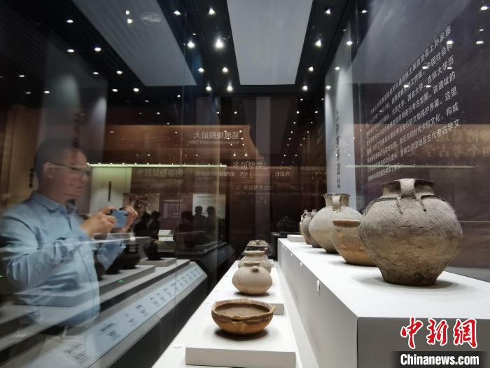 圖為河湟文化博物館展陳的陶器。　張?zhí)砀?攝