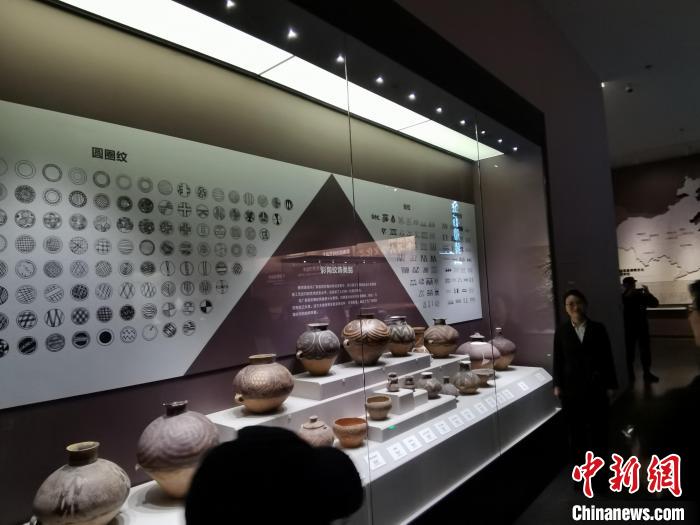 圖為河湟文化博物館展示的當(dāng)?shù)爻鐾敛侍盏募y飾類(lèi)別。　張?zhí)砀?攝