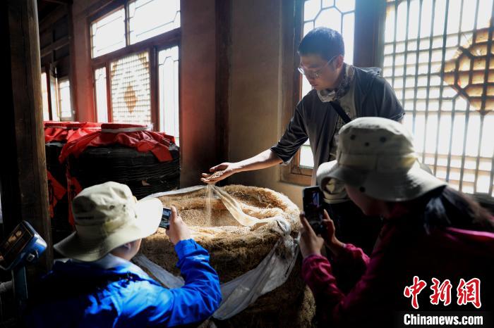 圖為青稞酒文化展示?！⊙Φ?攝