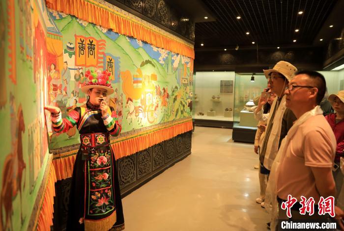 圖為媒體記者了解土族文化?！⊙Φ?攝