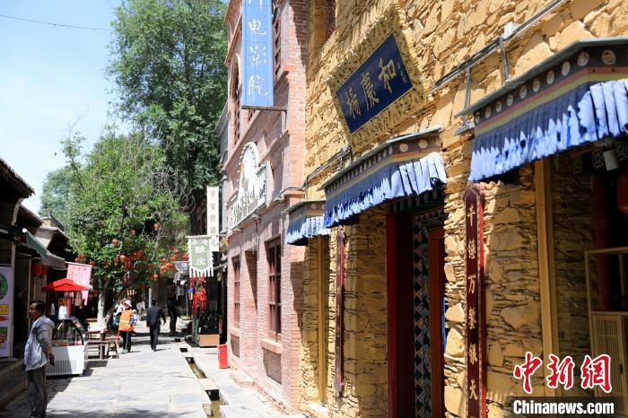 圖為平安驛·河湟民俗文化體驗地的門店?！⊙Φ?攝