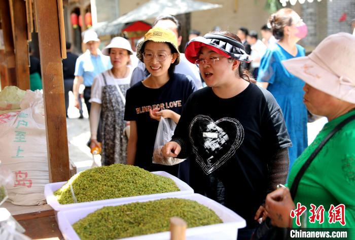 圖為民眾購買青海特色小吃?！⊙Φ?攝