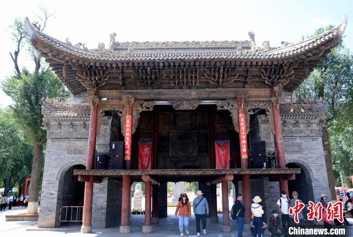 圖為平安驛·河湟民俗文化體驗地的戲樓。　薛蒂 攝