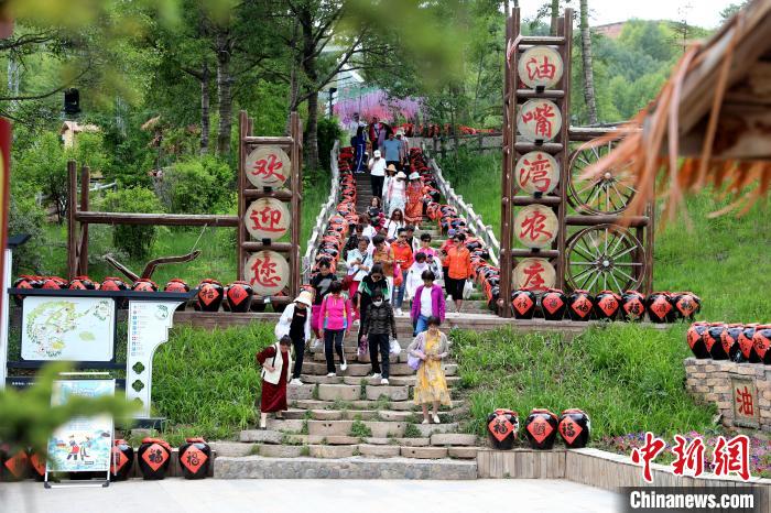 圖為油嘴灣生態(tài)文化景區(qū)的游客?！⊙Φ?攝
