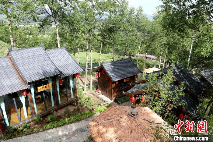 圖為景區(qū)內(nèi)依山而建的民宿?！⊙Φ?攝