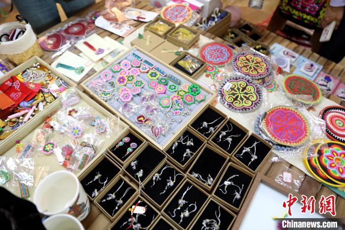 圖為盤繡作品?！⊙Φ?攝