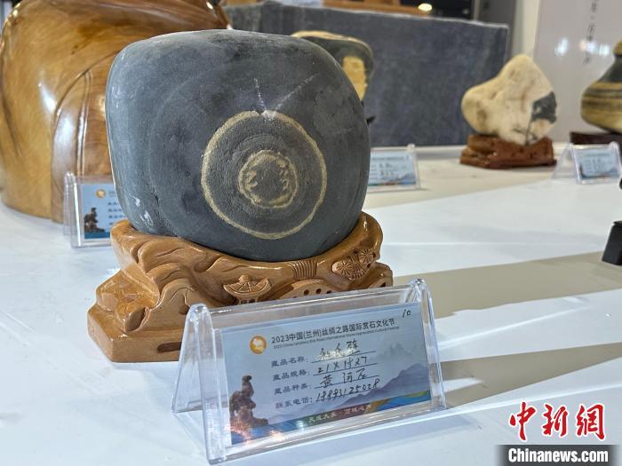 8月3日——7日，2023中國(guó)(蘭州)絲綢之路國(guó)際賞石文化節(jié)在甘肅國(guó)際會(huì)展中心舉行。圖為名為《和氏璧》的黃河石。楊娜 攝</p><p>