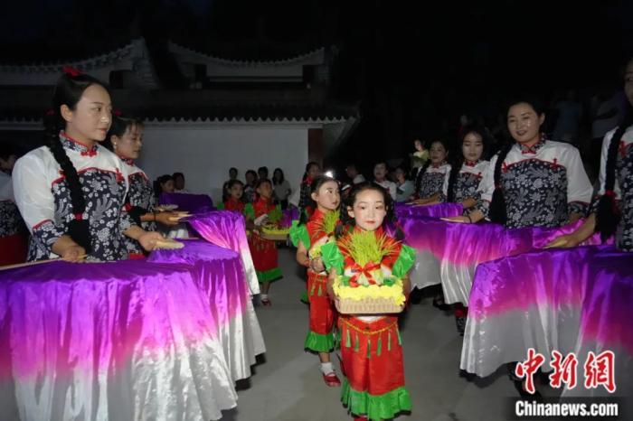 甘肅省西和縣姜席鎮(zhèn)晚霞湖畔，當?shù)孛耖g舉行盛大的乞巧儀式。魏朵朵 攝