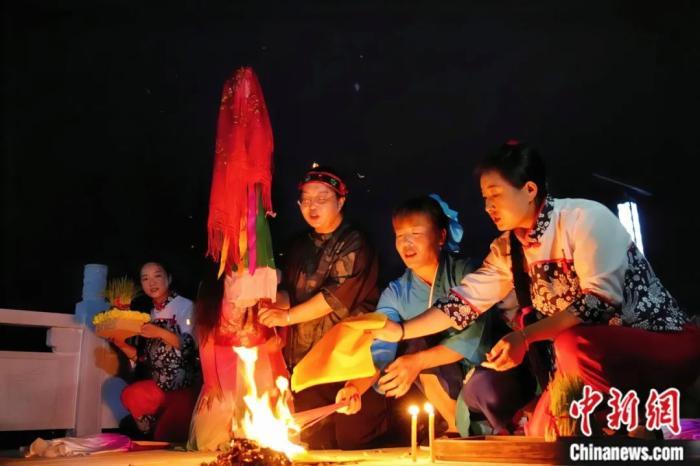 持續(xù)七天八夜的乞巧節(jié)正在西漢水上游的甘肅省西和縣進行。西和縣姜席鎮(zhèn)晚霞湖畔，民眾“巧頭”點蠟、炷香、焚裱紙、跪拜，準備將“巧娘娘”請進院。魏朵朵 攝