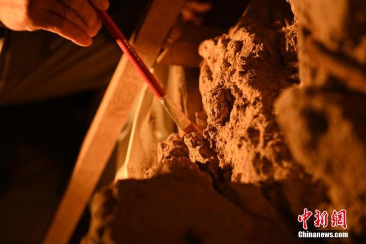 8月25日，文物修復(fù)師牟常有進(jìn)行文物修復(fù)工作。