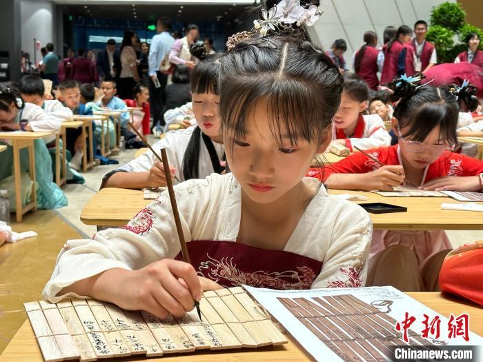 圖為小朋友在甘肅簡牘博物館練習書法?！≈行律缬浾?戴文昌 攝