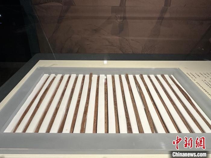 圖為甘肅簡牘博物館展陳的漢簡。中新社記者 戴文昌 攝