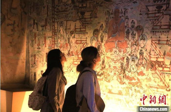 2023年8月27日，游客在甘肅省敦煌市博物館參觀文物展。張曉亮 攝(資料圖)