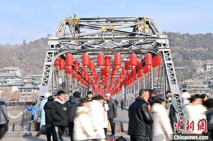 1月30日，裝扮一新的中山橋?yàn)榧磳⒌絹淼男麓杭压?jié)增添節(jié)日氛圍。九美旦增攝</p><p>