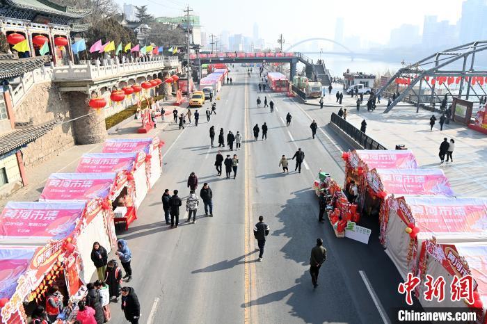 1月30日，蘭州黃河畔的年貨集市吸引顧客選購年貨。九美旦增 攝</p><p>