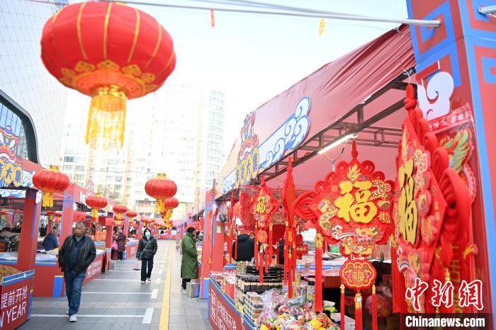 1月30日，蘭州街頭琳瑯滿目的年貨吸引顧客選購。九美旦增 攝</p><p>