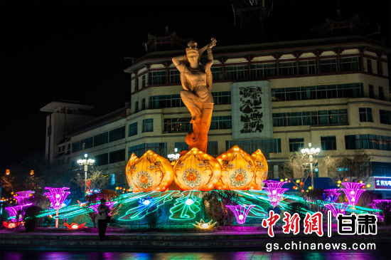 2024年春節(jié)期間，敦煌市中心盤旋路上的反彈琵琶燈組。王斌銀 攝