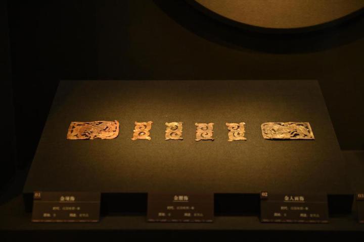 張家川縣馬家塬車輿博物館展陳的馬家塬遺址出土的金項飾、金腰飾、金人畫飾等。李亞龍 攝　　