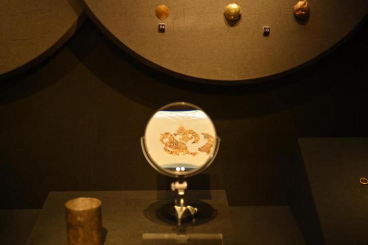 張家川縣馬家塬車輿博物館展陳的馬家塬遺址出土的金飾。李亞龍 攝　