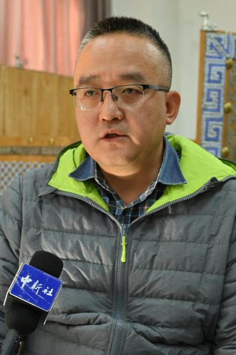 謝焱，甘肅省文物考古研究所副研究館員、考古研究二部主任、田野考古項目負責(zé)人。主持參與了張家川馬家塬戰(zhàn)國西戎墓地、臨潭磨溝齊家文化墓地等20多項考古調(diào)查、發(fā)掘工作，曾獲得中國國家文物局田野考古二、三等獎，“十二五”文物保護科學(xué)和技術(shù)創(chuàng)新二等獎等榮譽。