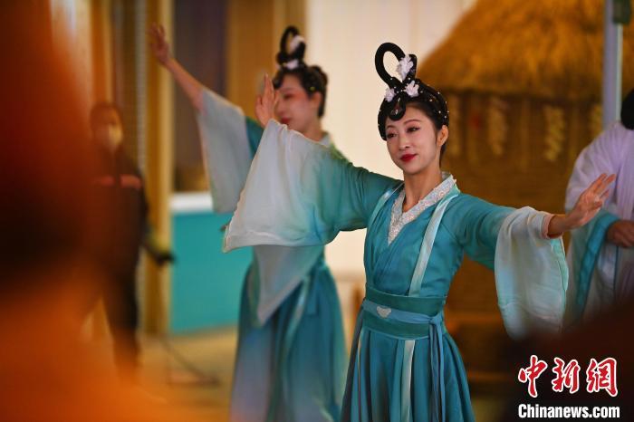 圖為工作人員進(jìn)行舞蹈表演。李亞龍 攝</p>
<p>
