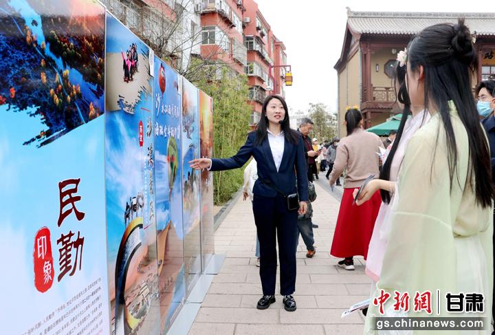 3月下旬，民勤縣在天水啟漢樓廣場(chǎng)舉行推介會(huì)，宣傳本地旅游資源和農(nóng)特優(yōu)產(chǎn)品。圖為工作人員向游客介紹民勤自然風(fēng)光、歷史文化。馬愛(ài)彬 攝