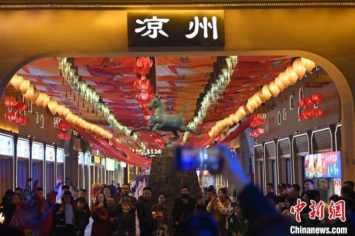 圖為游人拍攝煥然一新亮相的街區(qū)。李亞龍 攝</p><p>