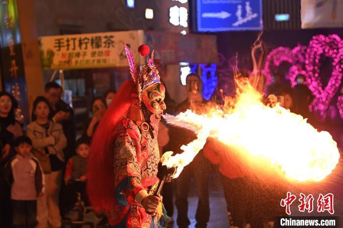 圖為工作人員進行雜耍表演。李亞龍 攝</p><p>