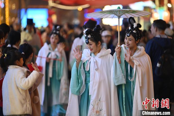 圖為街區(qū)人員著傳統(tǒng)服飾與游人互動。李亞龍 攝</p><p>